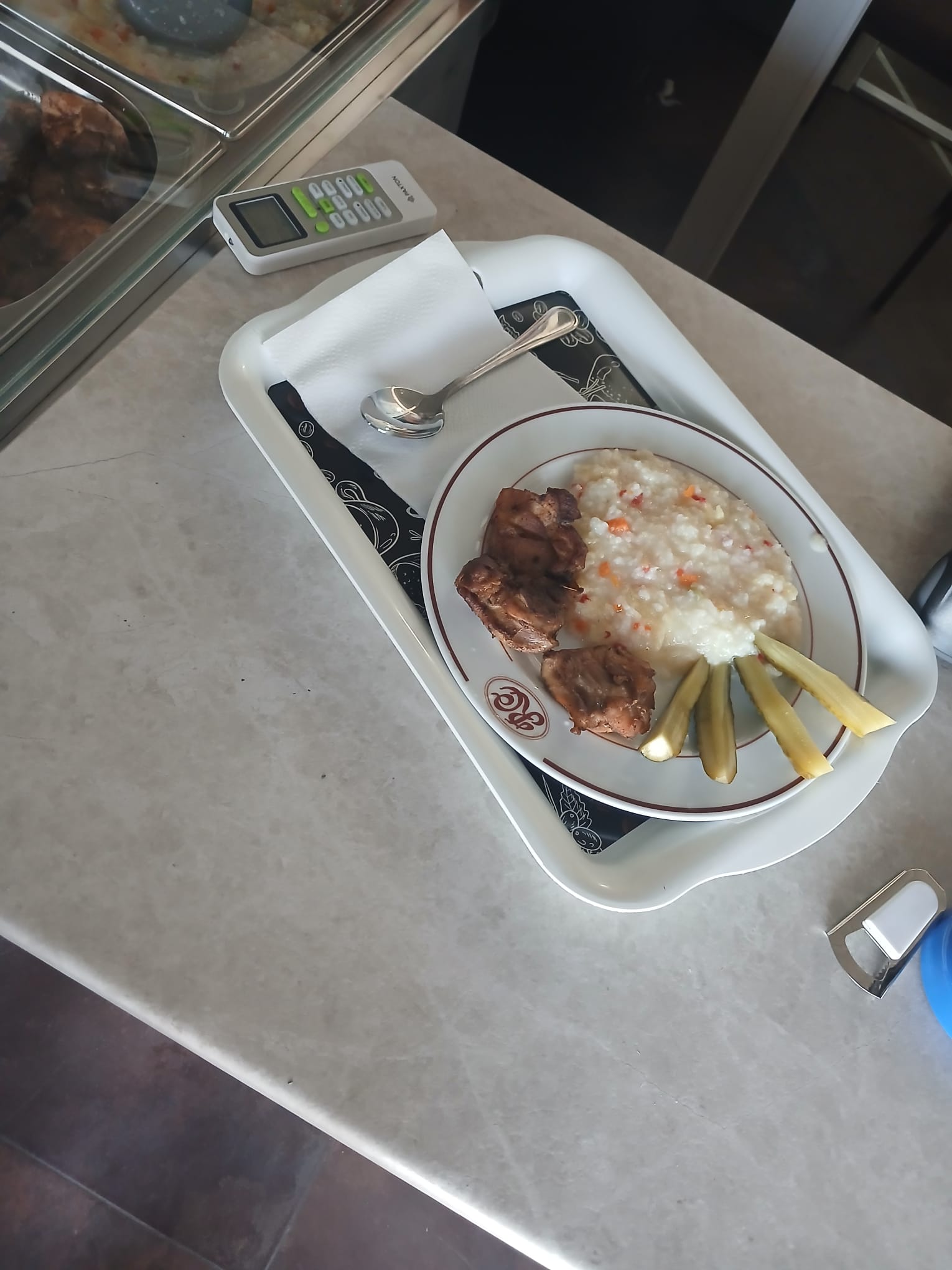 Friptură de porc cu orez și murături